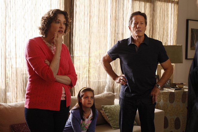 Law & Order: Special Victims Unit - Locum - Photos - Joan Cusack, Bailee Madison, Peter Strauss