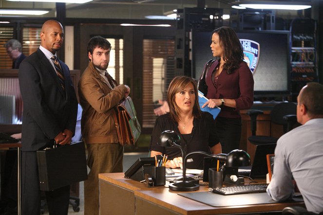 Law & Order: Special Victims Unit - Season 12 - Wet - Photos - Mariska Hargitay, Paula Patton