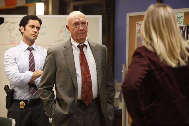 Law & Order: Special Victims Unit - Blood Brothers - Photos - Danny Pino, Dann Florek