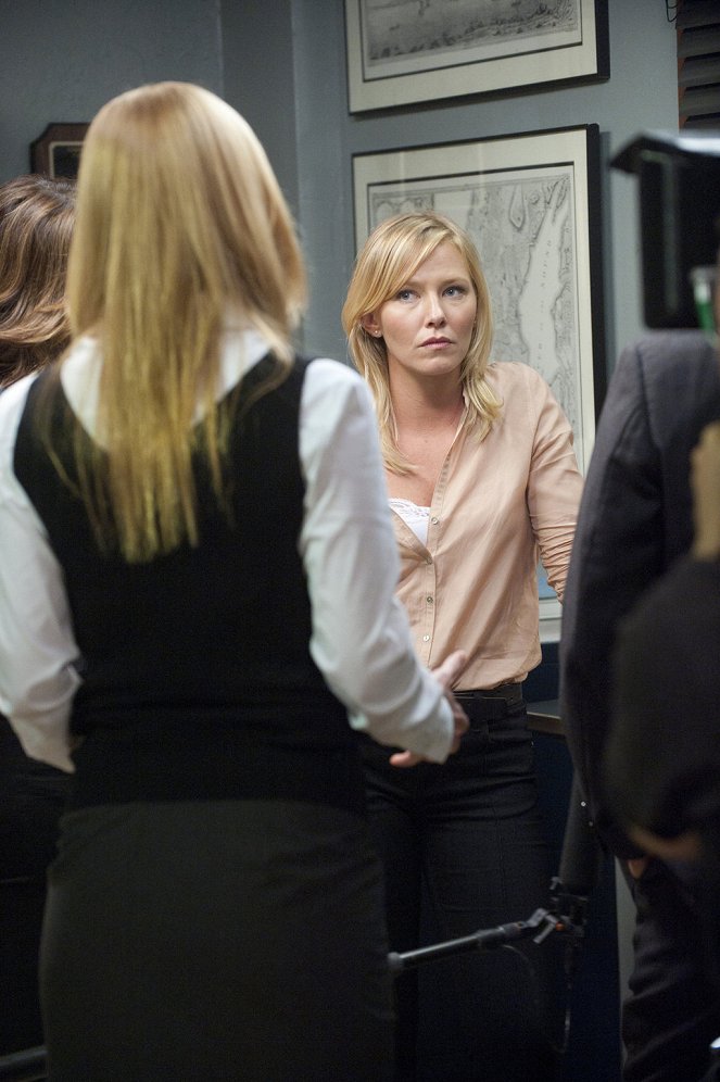 Law & Order: Special Victims Unit - Double Strands - Photos - Kelli Giddish