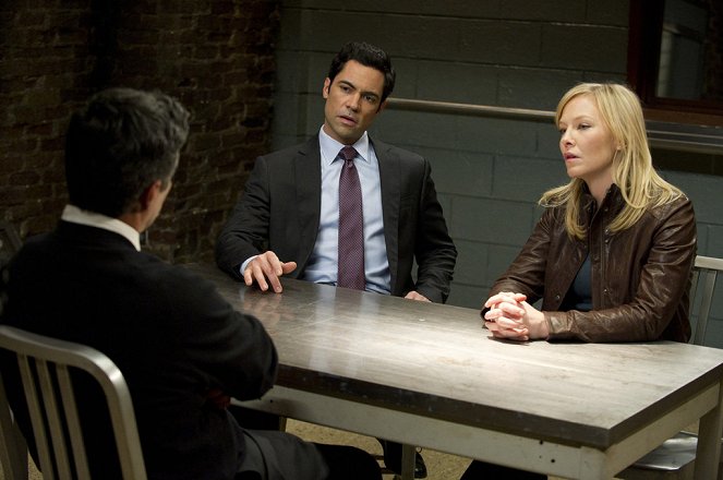 Law & Order: Special Victims Unit - Home Invasions - Photos - Danny Pino, Kelli Giddish