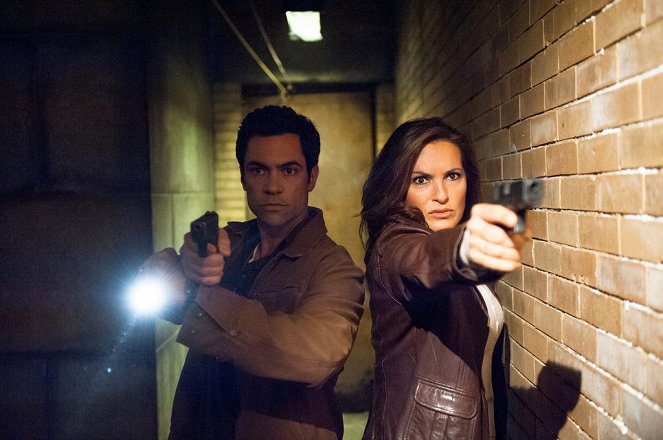 Law & Order: Special Victims Unit - Feuerteufel - Filmfotos - Danny Pino, Mariska Hargitay