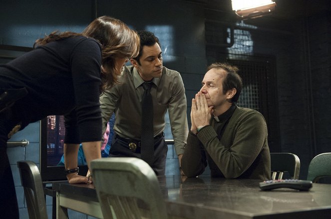 Law & Order: Special Victims Unit - Season 14 - Beichtgeheimnis - Filmfotos - Danny Pino, Denis O'Hare