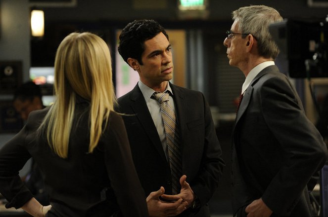 Law & Order: Special Victims Unit - Traumatic Wound - Van film - Danny Pino, Richard Belzer