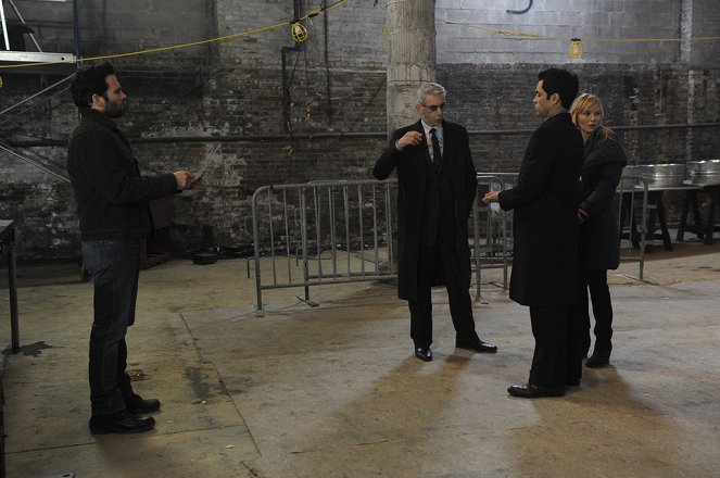 Law & Order: Special Victims Unit - Traumatic Wound - Photos - Eion Bailey, Richard Belzer, Danny Pino, Kelli Giddish