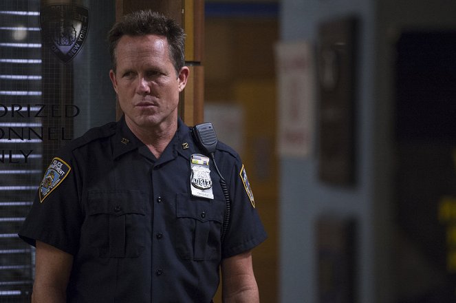 Law & Order: Special Victims Unit - Internal Affairs - Photos - Dean Winters