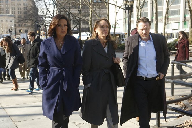 Law & Order: Special Victims Unit - Season 15 - Post-Mortem Blues - Photos - Mariska Hargitay, Elizabeth Marvel, Donal Logue