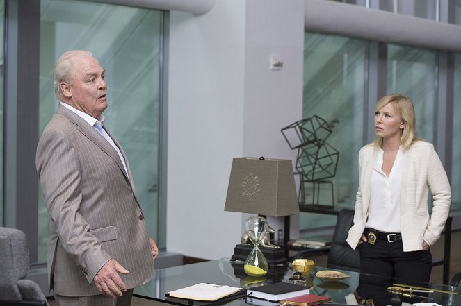 Law & Order: Special Victims Unit - American Disgrace - Photos - Stacy Keach, Kelli Giddish