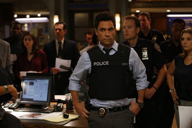 Law & Order: Special Victims Unit - Season 16 - Holden's Manifesto - Van de set - Danny Pino