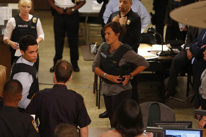Law & Order: Special Victims Unit - Season 16 - Holdens Manifest - Dreharbeiten - Danny Pino, Mariska Hargitay