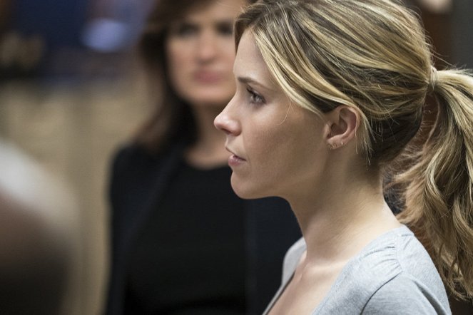 Law & Order: Special Victims Unit - Season 16 - Chicago Crossover - Van film - Sophia Bush
