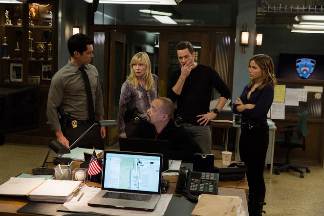 Law & Order: Special Victims Unit - Chicago Crossover - Photos - Danny Pino, Kelli Giddish, Ice-T, Jesse Lee Soffer, Sophia Bush