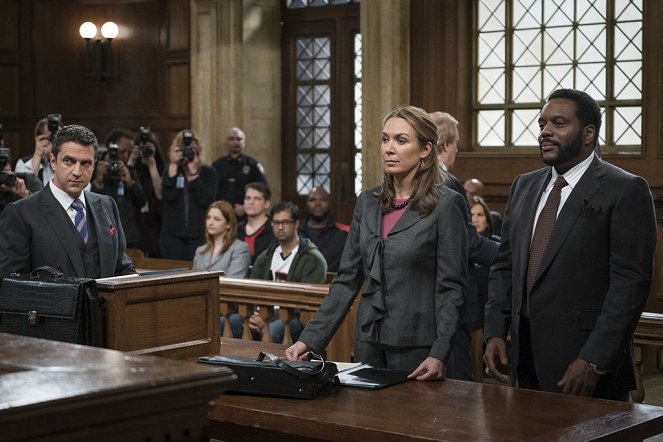 Law & Order: Special Victims Unit - Spousal Privilege - Photos - Raúl Esparza, Elizabeth Marvel, Chad L. Coleman