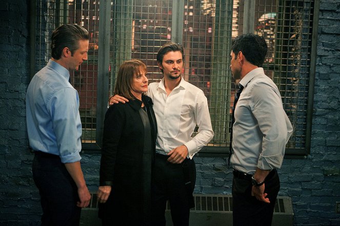 Lei e ordem: Special Victims Unit - Agent Provocateur - De filmagens - Peter Scanavino, Patti LuPone, Shiloh Fernandez