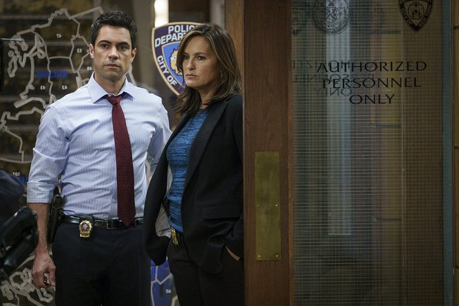 Law & Order: Special Victims Unit - Season 16 - Decaying Morality - Photos - Danny Pino, Mariska Hargitay
