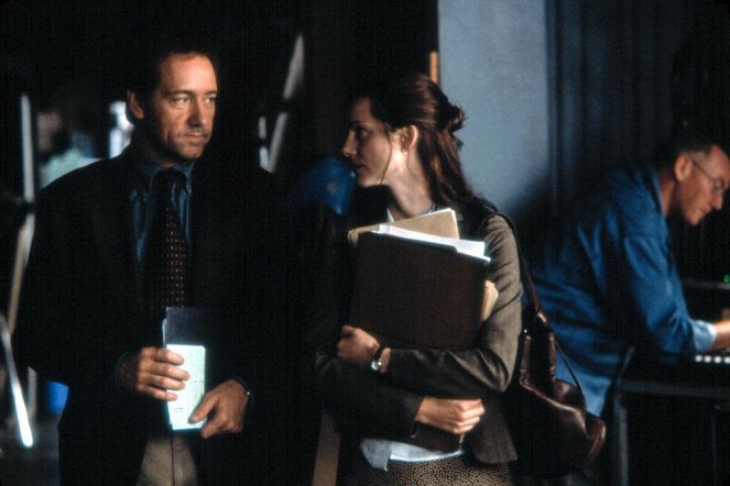 Życie za życie - Z filmu - Kevin Spacey, Laura Linney