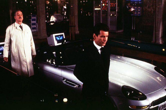 James Bond: Jeden svet nestačí - Z filmu - John Cleese, Pierce Brosnan