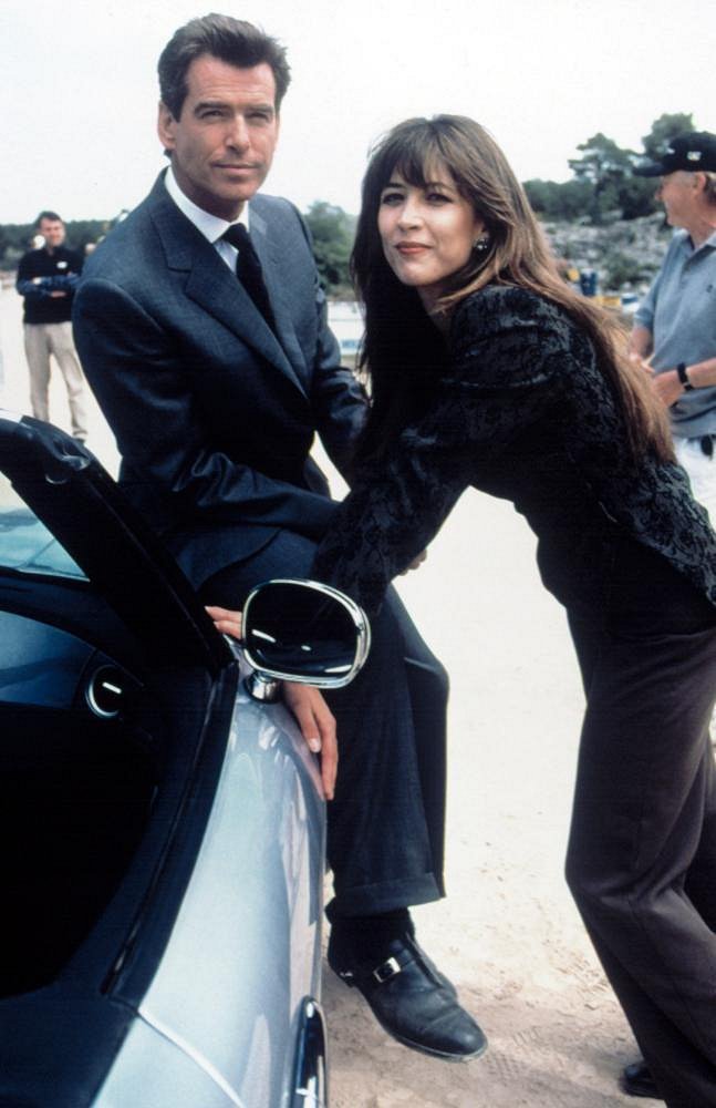 007 - O Mundo Não Chega - De filmagens - Pierce Brosnan, Sophie Marceau