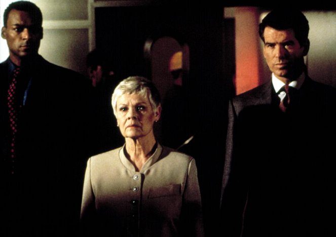 007 - O Mundo Não Chega - Do filme - Judi Dench, Pierce Brosnan