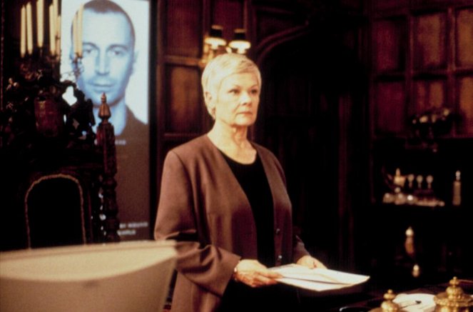 The World Is Not Enough - Van film - Judi Dench