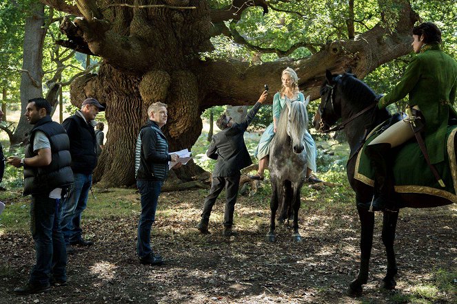 Cinderella – Tuhkimon tarina - Kuvat kuvauksista - Kenneth Branagh, Haris Zambarloukos, Lily James, Richard Madden