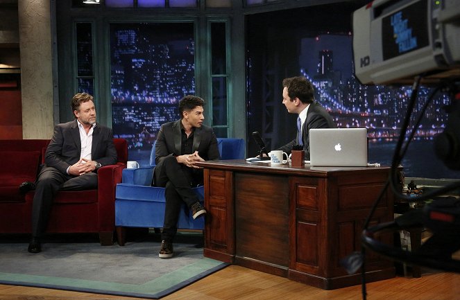 Late Night with Jimmy Fallon - Photos - Russell Crowe, Jimmy Fallon