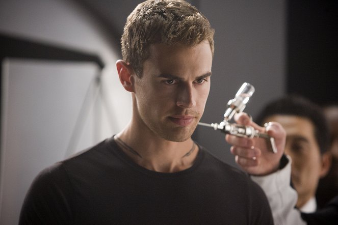Insurgent - Photos - Theo James