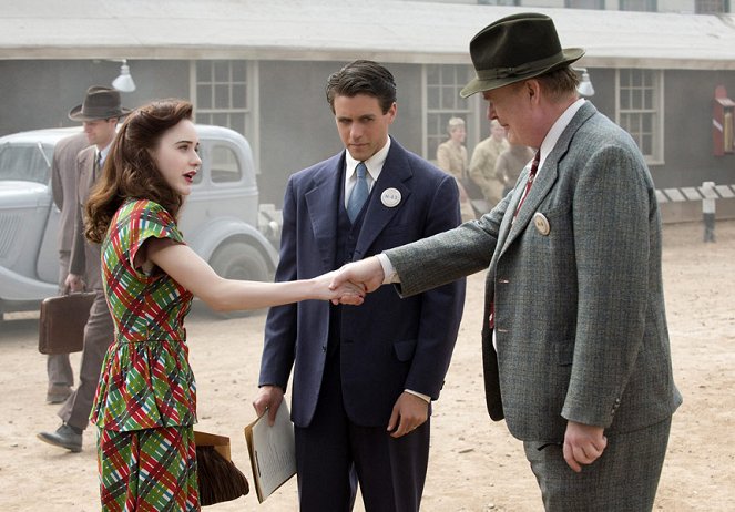 Manhattan - Last Reasoning of Kings - De la película - Rachel Brosnahan, Ashley Zukerman, Christian Clemenson