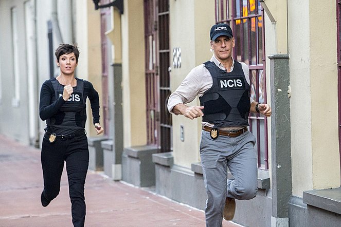 NCIS: New Orleans - Season 1 - Love Hurts - Photos - Zoe McLellan, Scott Bakula