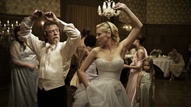 Melancholia - Z filmu - John Hurt, Kirsten Dunst