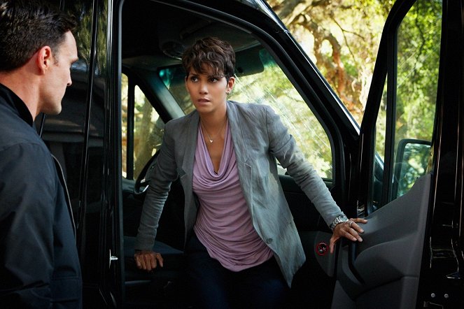 Extant - Season 1 - A Pack of Cards - Photos - Halle Berry