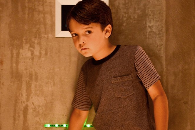 Extant - Season 1 - A Pack of Cards - Photos - Pierce Gagnon