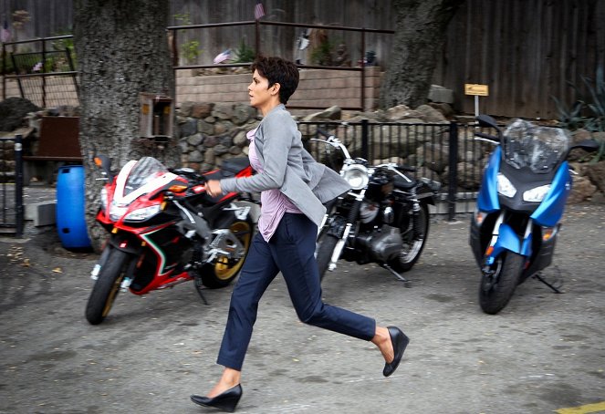 Extant - A Pack of Cards - Photos - Halle Berry