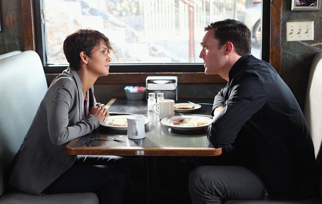 Extant - A Pack of Cards - Kuvat elokuvasta - Halle Berry, Owain Yeoman