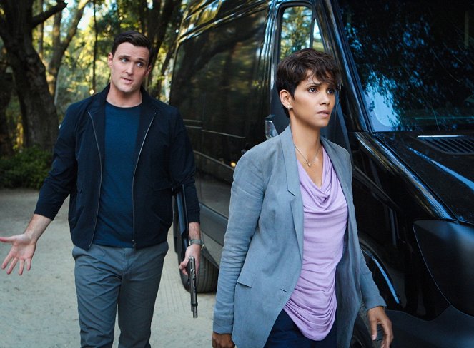 Extant - A Pack of Cards - Photos - Owain Yeoman, Halle Berry
