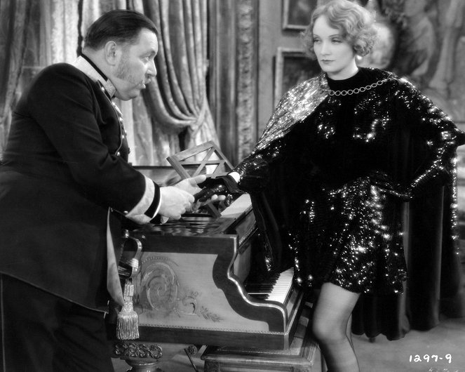 Zneuctená - Z filmu - Warner Oland, Marlene Dietrich