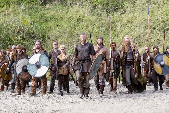Vikings - Season 1 - Der Prozess - Filmfotos - Katheryn Winnick, Travis Fimmel, Clive Standen, Vladimír Kulich
