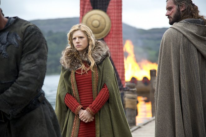 Vikings - Burial of the Dead - Photos - Katheryn Winnick, Clive Standen