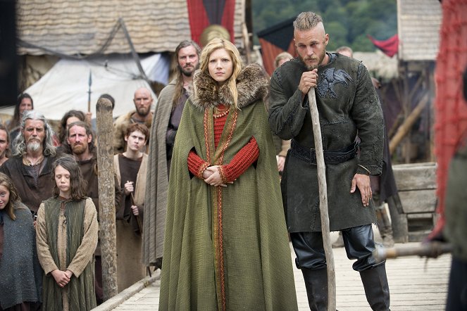 Vikings - Burial of the Dead - Photos - Clive Standen, Katheryn Winnick, Travis Fimmel
