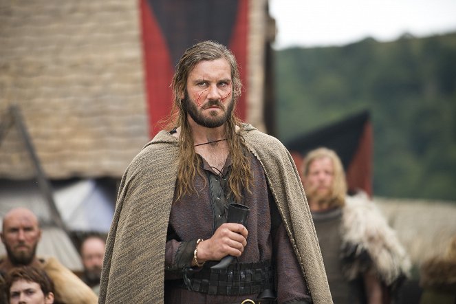 Vikings - Burial of the Dead - Photos - Clive Standen