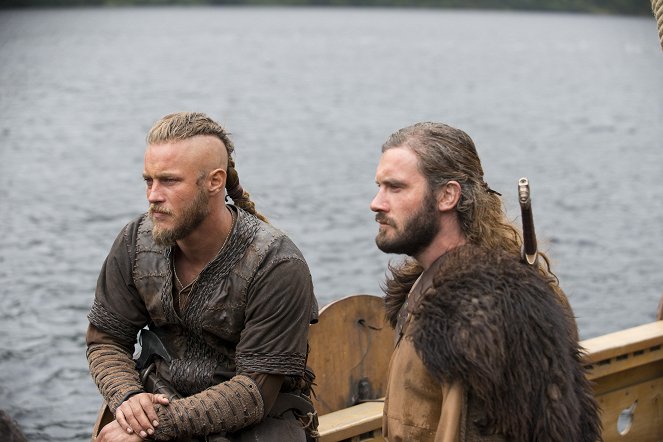Vikings - Burial of the Dead - Photos - Travis Fimmel, Clive Standen