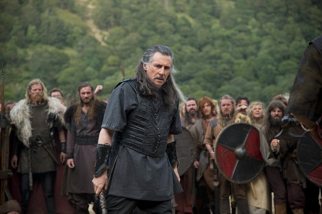 Vikings - Season 1 - Burial of the Dead - Photos - Jefferson Hall, Clive Standen, Gabriel Byrne