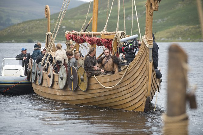 Vikings - Season 1 - Burial of the Dead - Van de set - Clive Standen