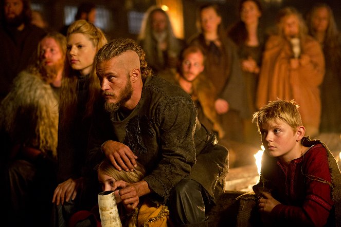 Vikings - Season 1 - Das Begräbnis - Filmfotos - Katheryn Winnick, Travis Fimmel, Nathan O'Toole