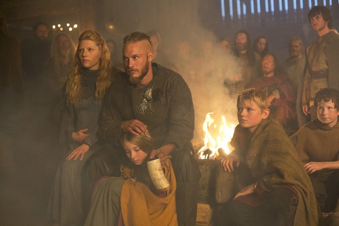Vikings - Season 1 - Das Begräbnis - Filmfotos - Katheryn Winnick, Travis Fimmel, Ruby O'Leary, Nathan O'Toole