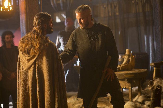 Vikings - Season 1 - Burial of the Dead - Photos - Clive Standen, Travis Fimmel