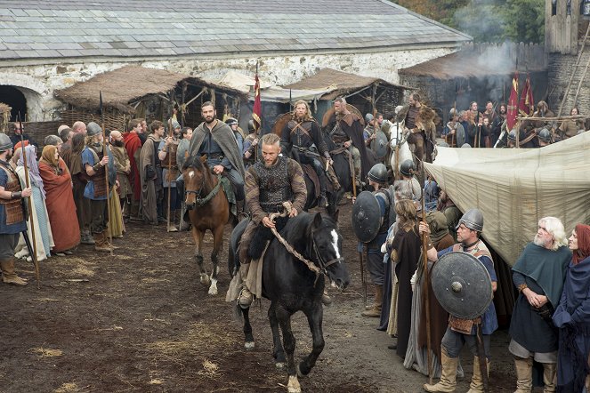 Vikings - Season 1 - A King's Ransom - Photos - Clive Standen, Travis Fimmel