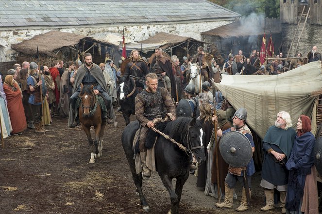 Vikings - A King's Ransom - Photos - Clive Standen, Jefferson Hall, Travis Fimmel