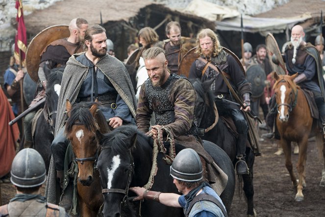 Vikingové - Královské výkupné - Z filmu - Clive Standen, Travis Fimmel, Jefferson Hall