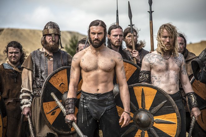 Vikingové - Válka bratrů - Z filmu - Clive Standen, Thorbjørn Harr